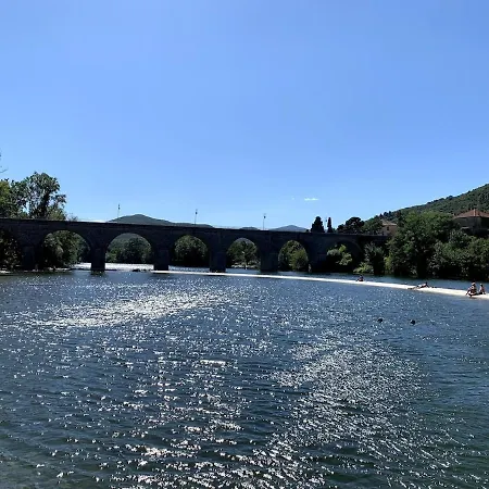 Nyaraló Et Au Milieu Coule Un Ruisseau - Piscine, Jacuzzi Prive, Boulodrome Berlou