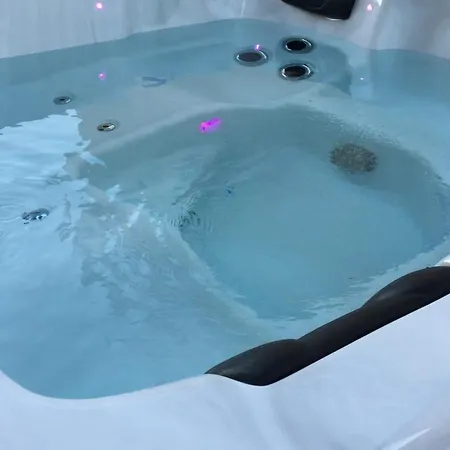 Prázdninový dům Et Au Milieu Coule Un Ruisseau - Piscine, Jacuzzi Prive, Boulodrome Berlou