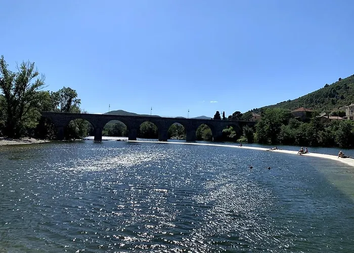 Nyaraló Et Au Milieu Coule Un Ruisseau - Piscine, Jacuzzi Prive, Boulodrome Berlou