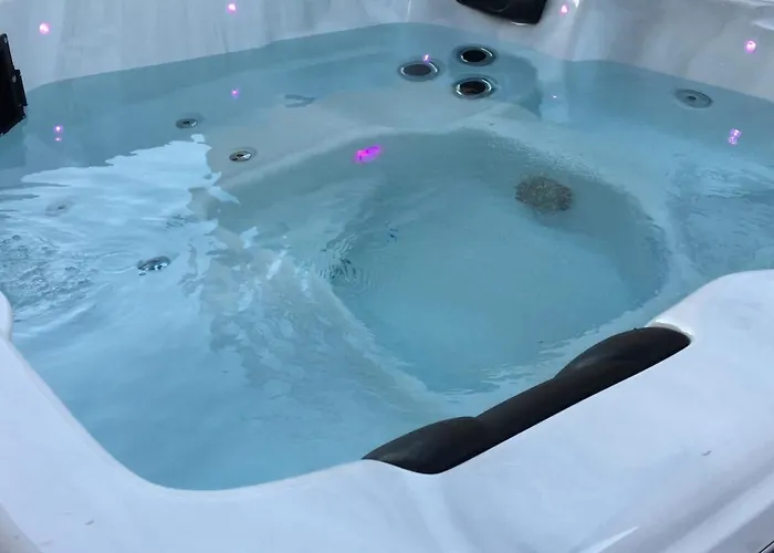 Nyaraló Et Au Milieu Coule Un Ruisseau - Piscine, Jacuzzi Prive, Boulodrome Berlou