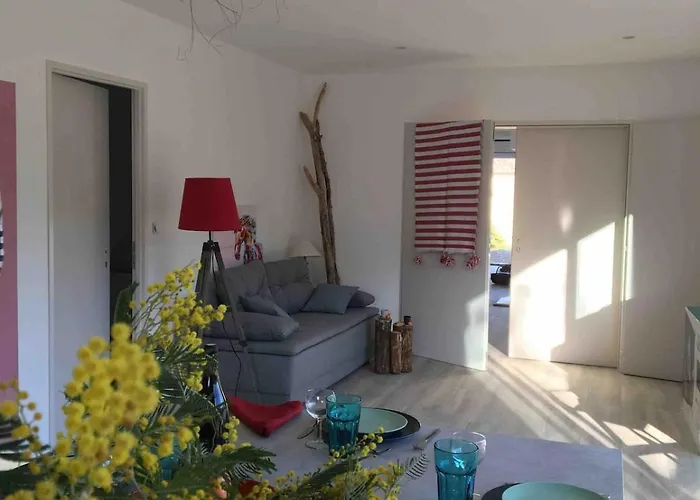 Et Au Milieu Coule Un Ruisseau - Piscine, Jacuzzi Prive, Boulodrome Nyaraló