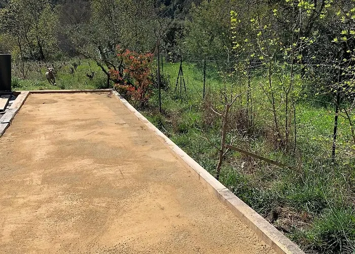 Nyaraló Et Au Milieu Coule Un Ruisseau - Piscine, Jacuzzi Prive, Boulodrome Berlou