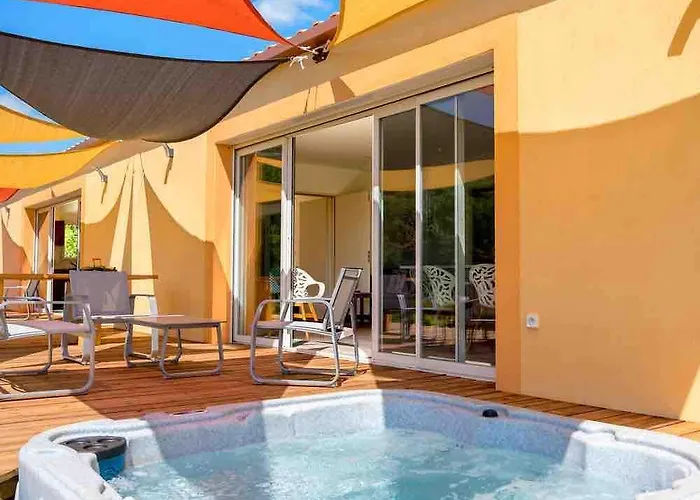 Et Au Milieu Coule Un Ruisseau - Piscine, Jacuzzi Prive, Boulodrome Nyaraló Berlou