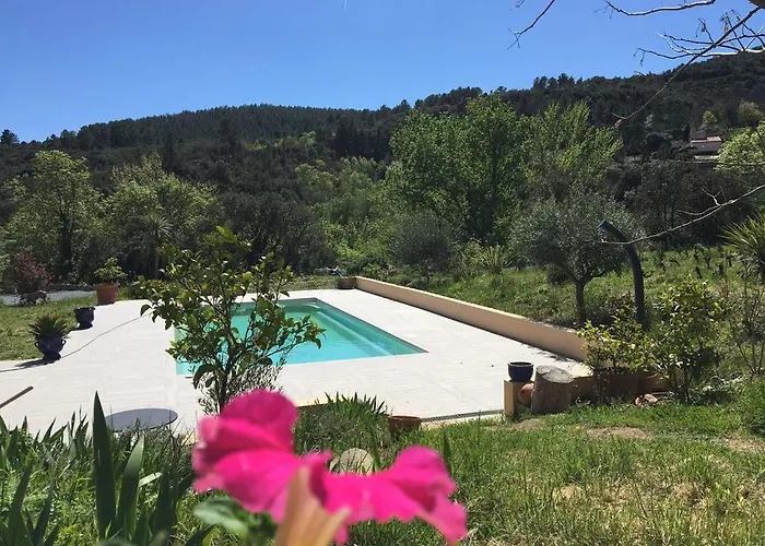 Et Au Milieu Coule Un Ruisseau - Piscine, Jacuzzi Prive, Boulodrome * Berlou