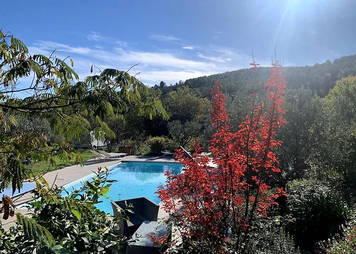 Nyaraló Et Au Milieu Coule Un Ruisseau - Piscine, Jacuzzi Prive, Boulodrome Berlou